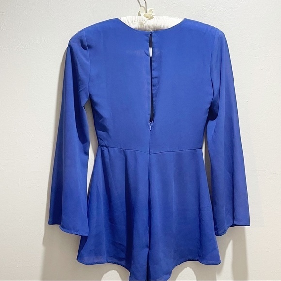 ASTR THE LABEL Women’s Bright Blue Bell Sleeve Twist Front Romper - Picture 3 of 9